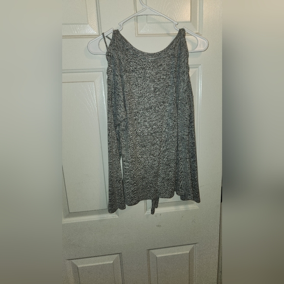 NO BOUNDARIES SWEATER!! - Picture 6 of 6